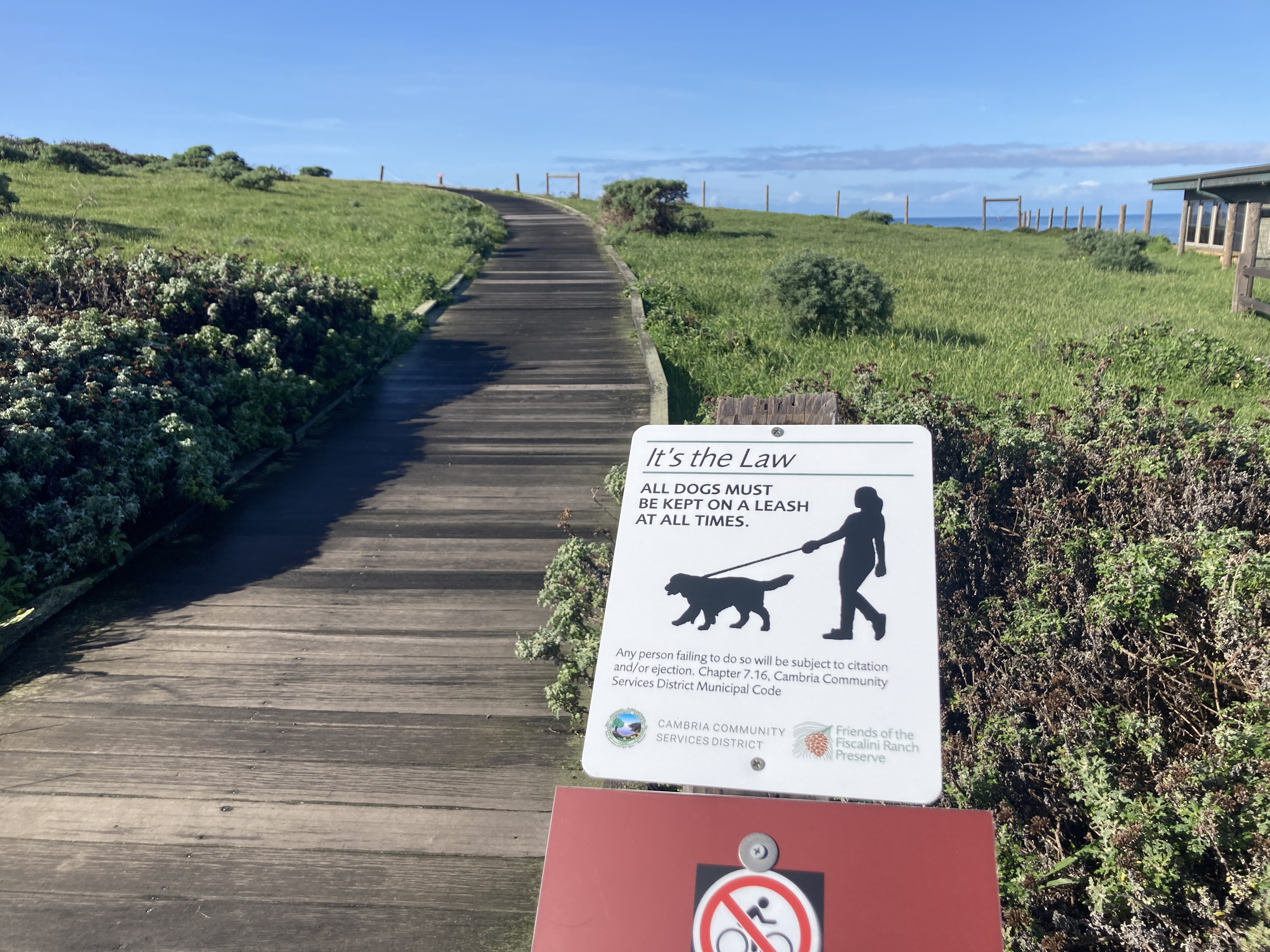 leash sign on bluff trail